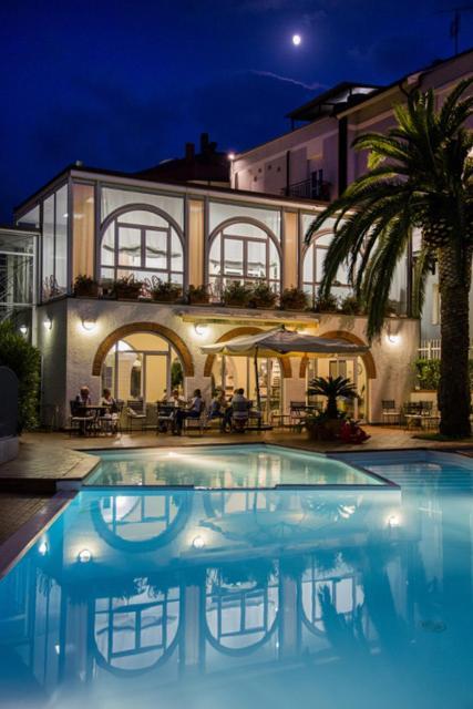 Hotel Riviera 3 Stelle Con Piscina Estiva Gratuita E Garage A Pagamento Споторно Экстерьер фото