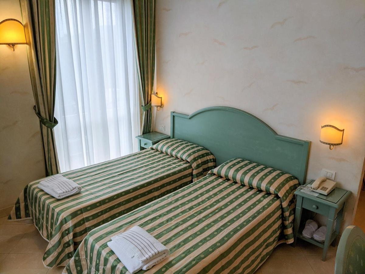 Hotel Riviera 3 Stelle Con Piscina Estiva Gratuita E Garage A Pagamento Споторно Экстерьер фото