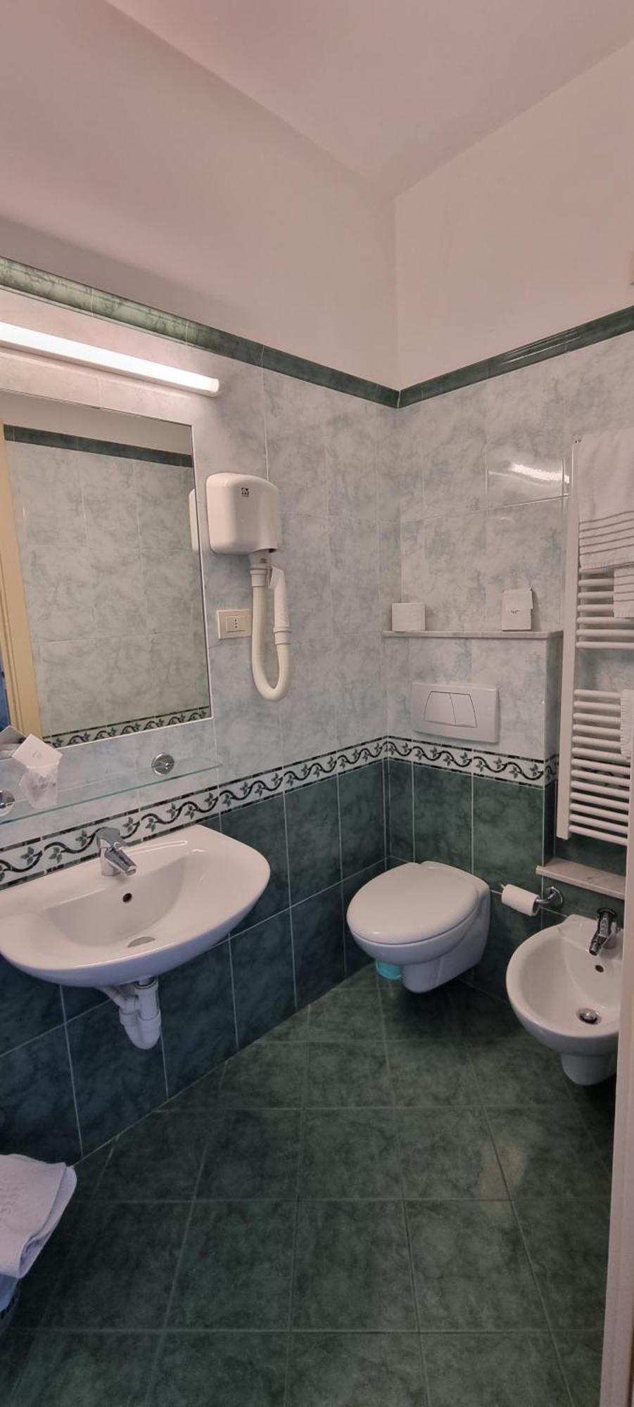 Hotel Riviera 3 Stelle Con Piscina Estiva Gratuita E Garage A Pagamento Споторно Экстерьер фото