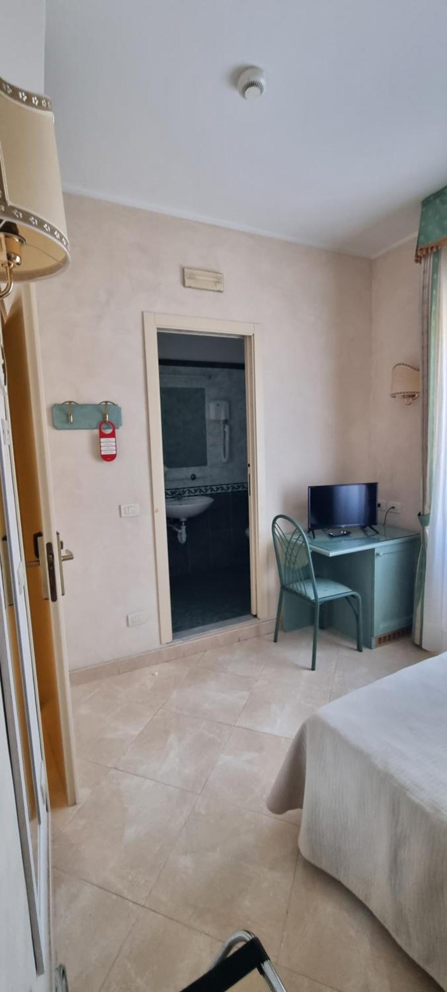 Hotel Riviera 3 Stelle Con Piscina Estiva Gratuita E Garage A Pagamento Споторно Экстерьер фото