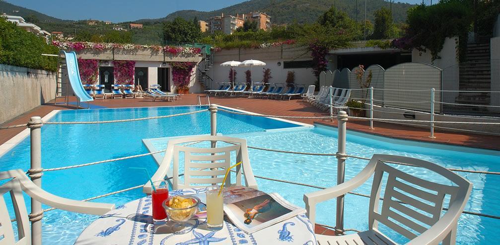 Hotel Riviera 3 Stelle Con Piscina Estiva Gratuita E Garage A Pagamento Споторно Экстерьер фото