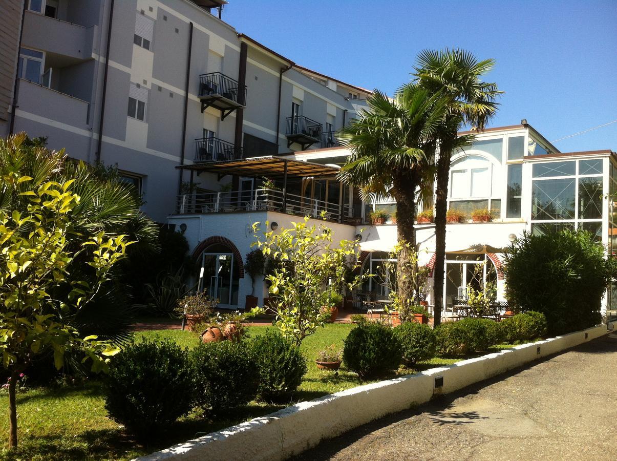 Hotel Riviera 3 Stelle Con Piscina Estiva Gratuita E Garage A Pagamento Споторно Экстерьер фото