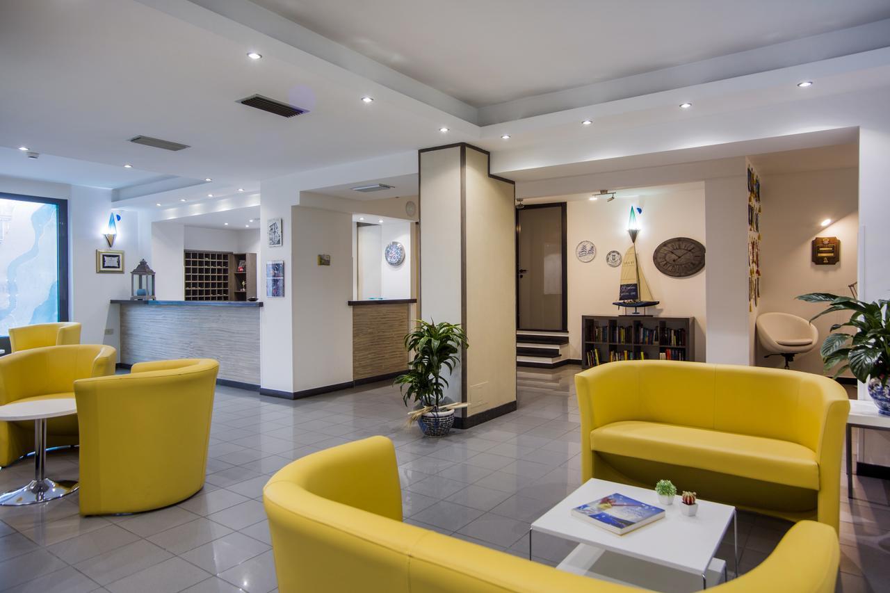 Hotel Riviera 3 Stelle Con Piscina Estiva Gratuita E Garage A Pagamento Споторно Экстерьер фото